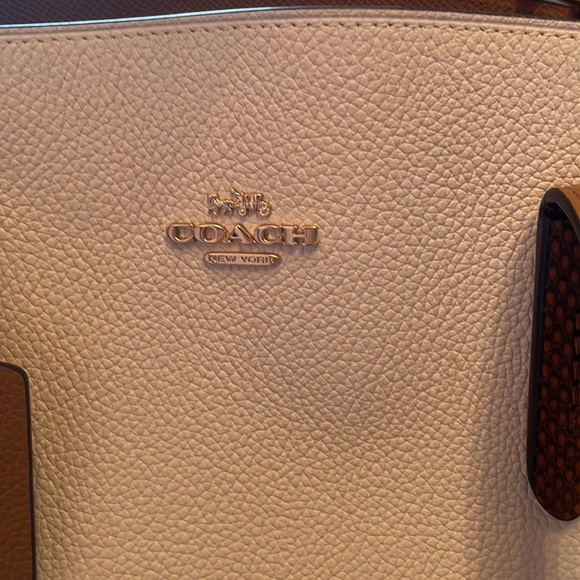 Coach shoulder bag it’s been use a few times but honestly still looks like new . - Picture 3 of 5